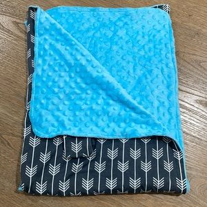 NWOT Gray with White Arrow Print & Sky Blue Mink CarSeat Cover for Newborn 👶🏼